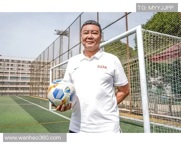 足球明星因踢瓶子挑战而走红网络引发全民模仿热潮 足球明星因踢瓶子挑战而走红网络引发全民模仿热潮